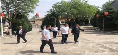 首陽(yáng)山煤業(yè)董事長(zhǎng)竇金山、辦公室主任郭軍深入上黨區(qū)西火鎮(zhèn)十泉嶺村開(kāi)展振興、建設(shè)鄉(xiāng)村旅游幫扶對(duì)接工作