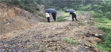 【雨季三防】首陽(yáng)山煤業(yè)開展礦區(qū)附近地表裂縫和廢棄井筒巡查工作