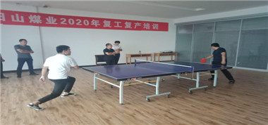 首陽(yáng)山煤業(yè)開展以“加強(qiáng)文化建設(shè)、促進(jìn)安全生產(chǎn)”為主題的乒乓球比賽