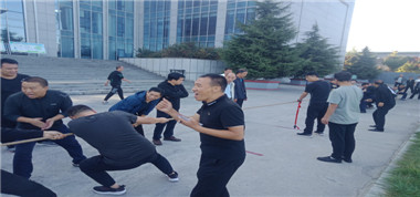 凝心聚力展風(fēng)采 拔河比賽聚活力