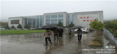 冒雨巡查不放松，筑牢安全防線